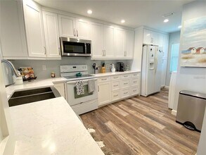 7041 W Country Club Dr N, Unit 218 in Sarasota, FL - Building Photo - Building Photo