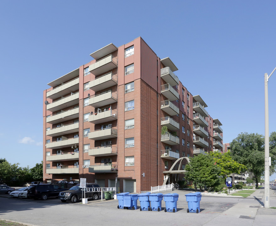 Mountain Manor in Hamilton, ON - Building Photo