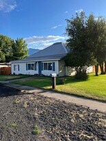 506 N River St in Enterprise, OR - Building Photo
