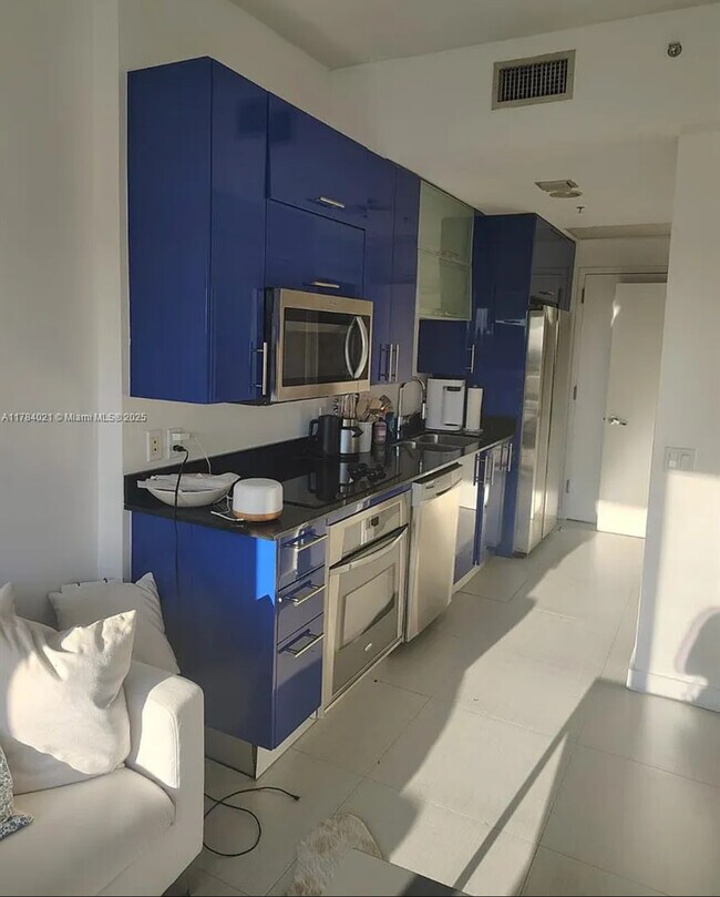 60 SW 13th St, Unit 1117 in Miami, FL - Building Photo - Building Photo