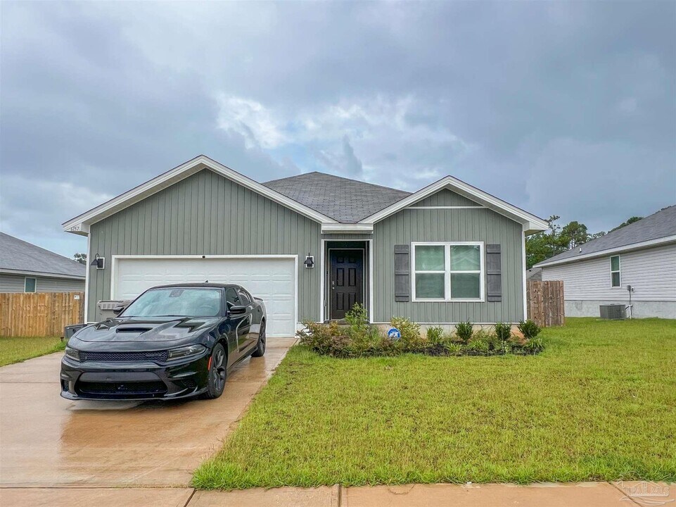 6157 Native Dancer Wy in Pensacola, FL - Building Photo