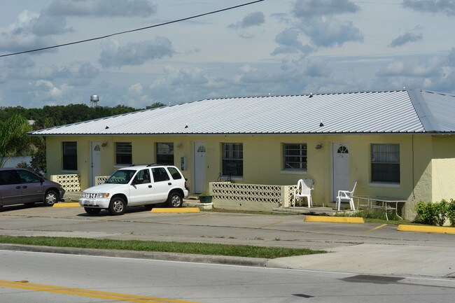 317 E Main St in Avon Park, FL - Foto de edificio - Building Photo