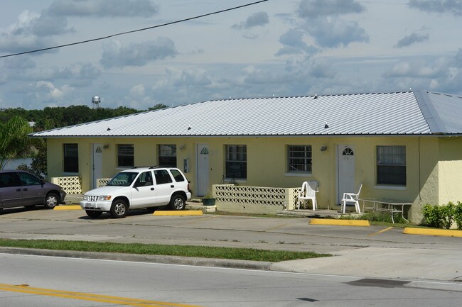 317 E Main St in Avon Park, FL - Building Photo - Building Photo