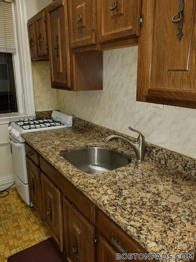 17-19-19 Washington St S, Unit 203 in Malden, MA - Foto de edificio - Building Photo