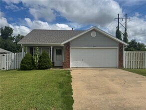 829 SW Arrowhead Dr in Bentonville, AR - Building Photo - Building Photo