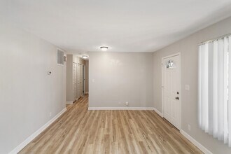 215 E Maxon Ln in Streamwood, IL - Building Photo - Building Photo