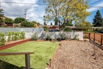 337 E Calle Laureles in Santa Barbara, CA - Building Photo - Building Photo