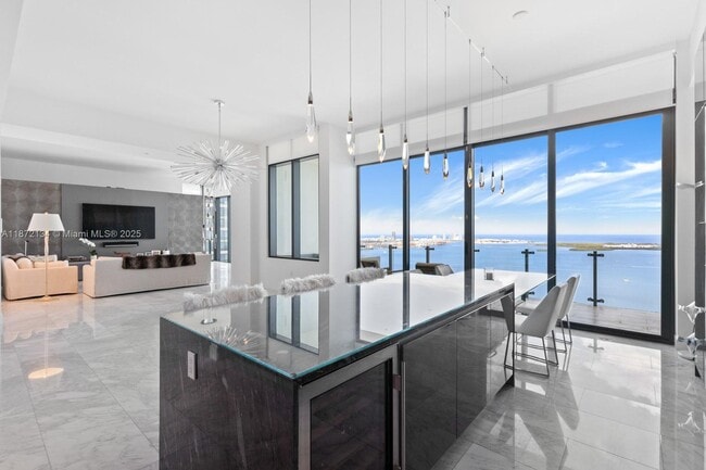 1451 Brickell Ave, Unit LPH 4901 in Miami, FL - Building Photo - Building Photo
