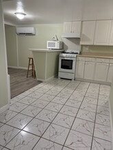 440 Lockwood Dr in Shirley, NY - Foto de edificio - Building Photo