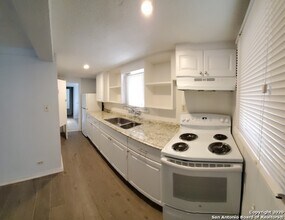 130 E Craig Pl-Unit -1 in San Antonio, TX - Building Photo - Building Photo