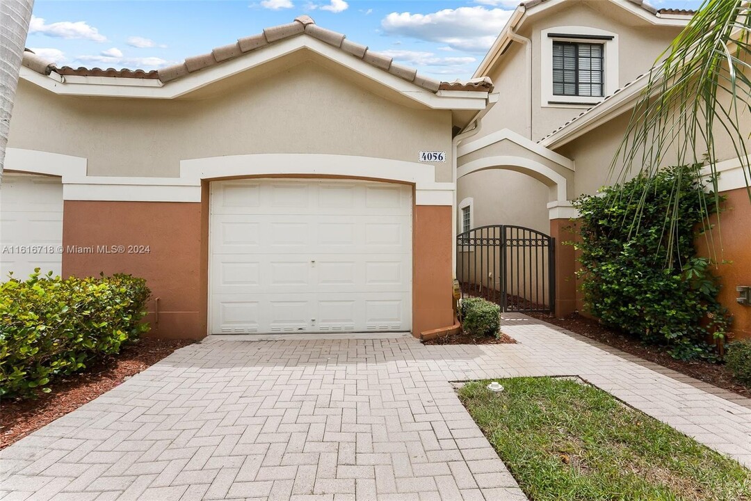 4056 Timber Cove Ln in Weston, FL - Foto de edificio