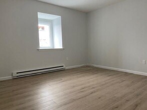 960 Violet Ave in Hyde Park, NY - Building Photo - Building Photo