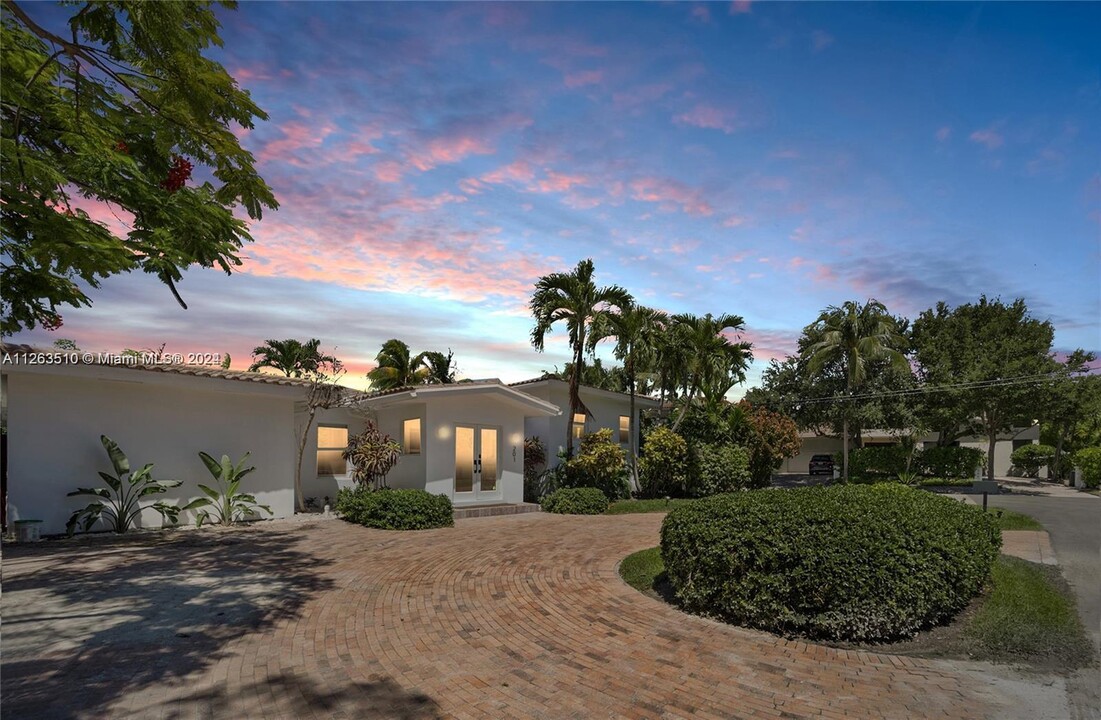 201 Greenwood Dr in Key Biscayne, FL - Foto de edificio