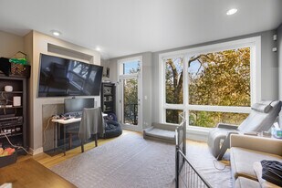 2854 N River Walk Dr in Chicago, IL - Building Photo