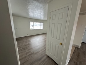 411 Noble Rd in Tooele, UT - Building Photo - Building Photo