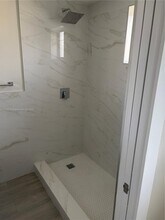 5460 W 21st Ct in Hialeah, FL - Foto de edificio - Building Photo