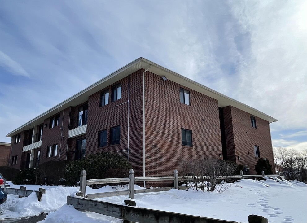 125 Abbott Farm Ln in Hudson, NH - Building Photo