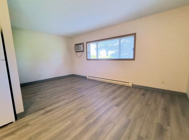 1302 Laurel Dr, Unit 3 in Decorah, IA - Foto de edificio - Building Photo