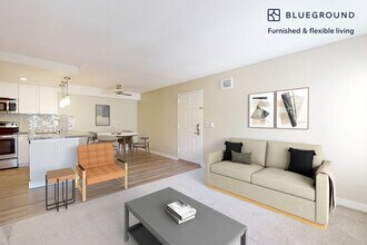 7205 Charmant Dr in San Diego, CA - Building Photo - Building Photo