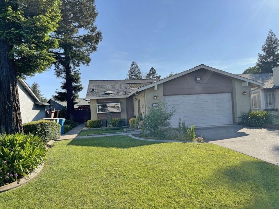 148 Incline Ct in Vacaville, CA - Foto de edificio
