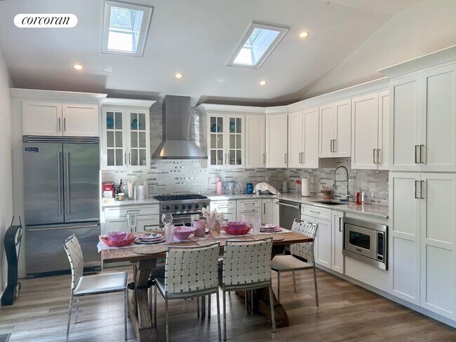 77 Huntington Crossway in Bridgehampton, NY - Building Photo - Building Photo