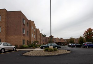Whispering Oaks in Hermitage, PA - Building Photo