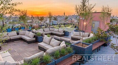 Monitor Street in Brooklyn, NY - Foto de edificio - Building Photo