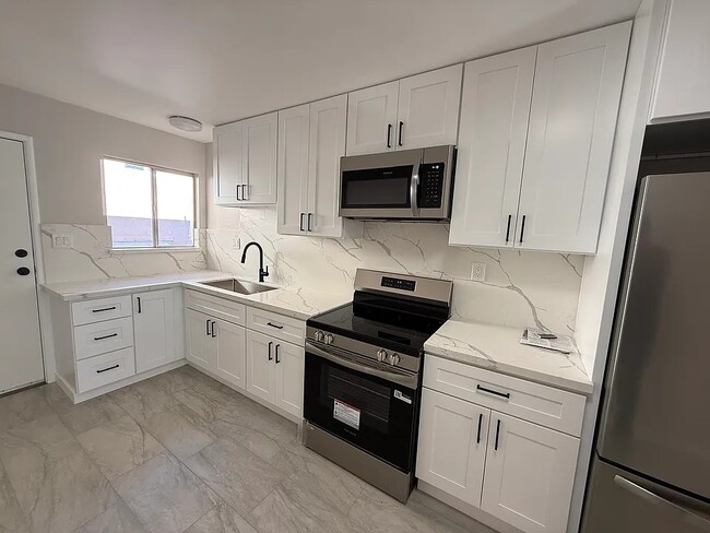 2430 Fern St, Unit C in Oakland, CA - Building Photo - Building Photo