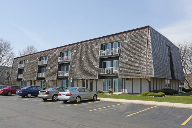 Meadowdale Apartments in Carpentersville, IL - Building Photo - Building Photo