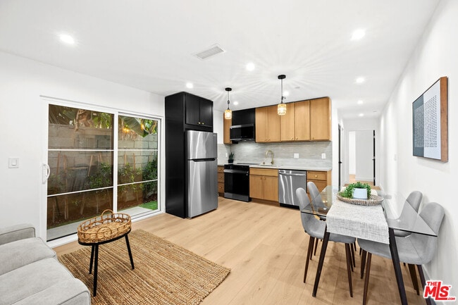 property at 2326 S Dunsmuir Ave