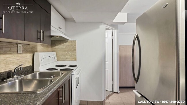 125 Chestnut Cres in Toronto, ON - Building Photo - Building Photo