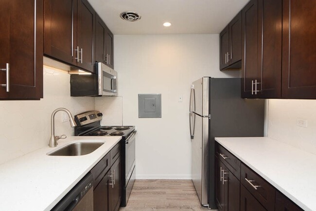 520 W Aldine Ave, Unit 703 in Chicago, IL - Foto de edificio - Building Photo