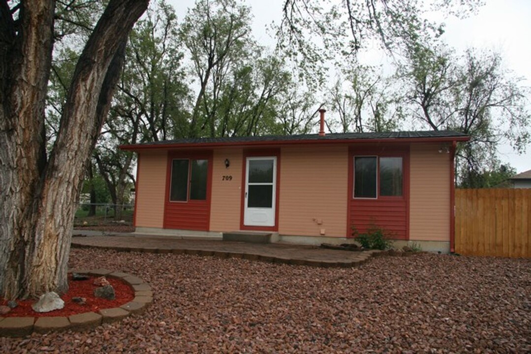 709 S Corona St in Colorado Springs, CO - Building Photo