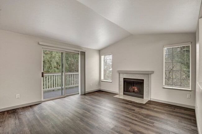 Charter Club Apartments in Everett, WA - Foto de edificio - Building Photo