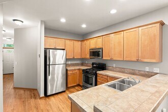 5037 SE Reedway St in Portland, OR - Building Photo - Building Photo