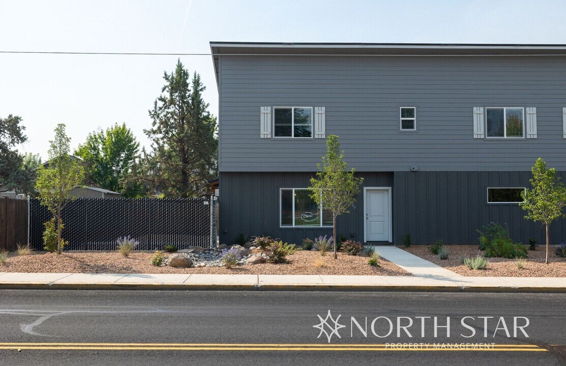3040 SW Obsidian Ave in Redmond, OR - Building Photo