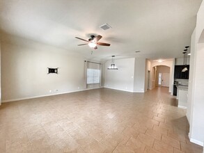 2743 Wheatfield Wy in New Braunfels, TX - Foto de edificio - Building Photo