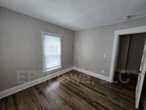 408 1/2 Locust St in Waterloo, IA - Building Photo - Building Photo