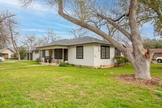 803 Peach St in Seguin, TX - Building Photo - Building Photo