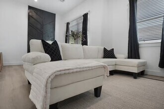4615 INDIE HEIGHTS Ln in Houston, TX - Foto de edificio - Building Photo