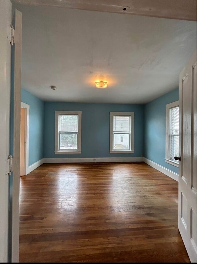 32 Dix St, Unit 3 bedroom in Worcester, MA - Building Photo - Building Photo