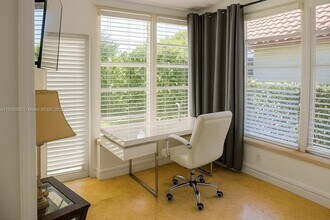 1325 Marseille Dr in Miami Beach, FL - Foto de edificio - Building Photo