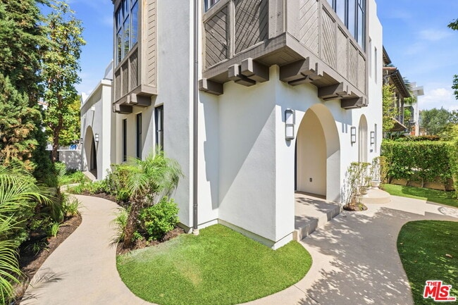 13079 Bluff Creek Dr in Los Angeles, CA - Building Photo - Building Photo