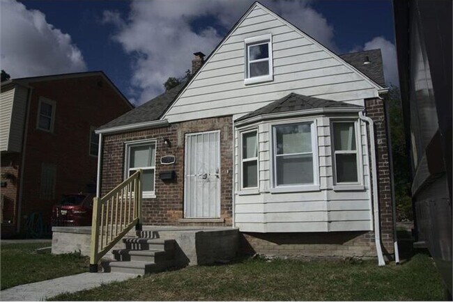 property at 10653 Lakepointe St