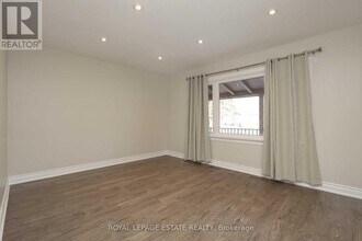 215 Oakridge Dr in Toronto, ON - Building Photo - Building Photo