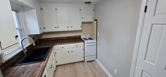 895 Warrenville Rd in Mansfield, CT - Building Photo