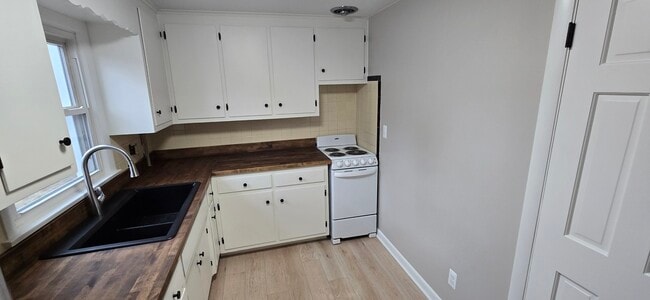 property at 895 Warrenville Rd