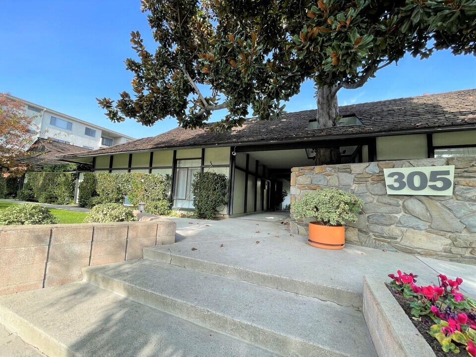 305 California Blvd in Pasadena, CA - Building Photo