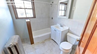 18 Pleasant St, Unit 1 in Boston, MA - Foto de edificio - Building Photo