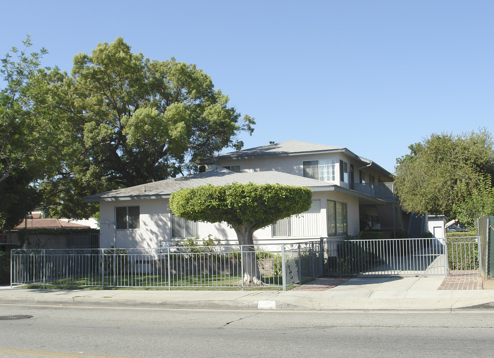 111 S Chapel Ave in Alhambra, CA - Building Photo